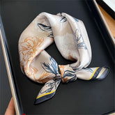 Handbemalter Blumenmuster Schal aus 100 % Maulbeerseide/Kopftuch aus Seide/Haarschal aus Seide/Halstuch aus Seide/Taschenaccessoire/Geschenk für Sie