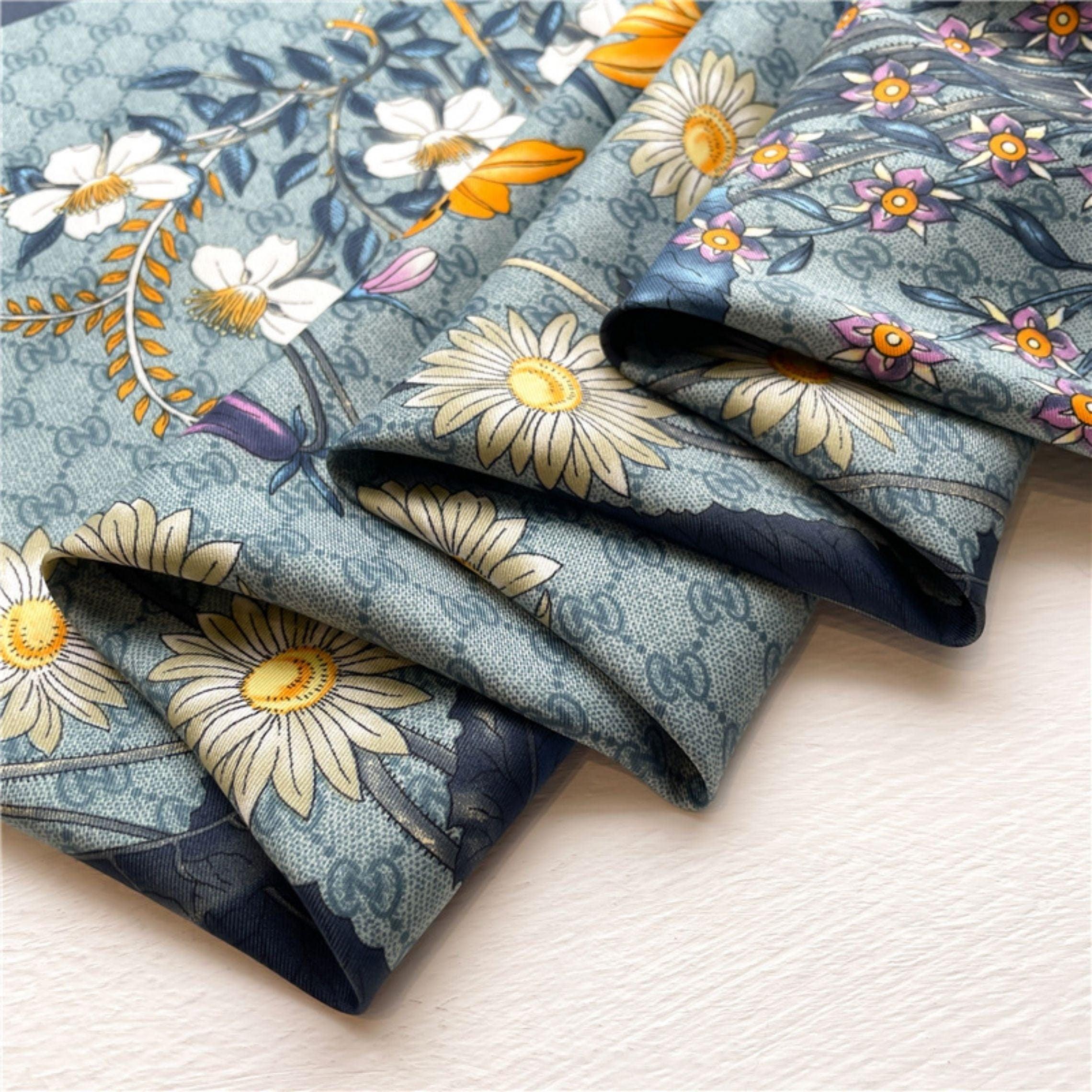 Großer Seidenschal mit Gänseblümchenmuster/Seiden-Twill-Satin/9090 cm/Seidenschal/Seidenbandana/Großer Satinschal/Geschenk für Sie/Muttertagsgeschenke