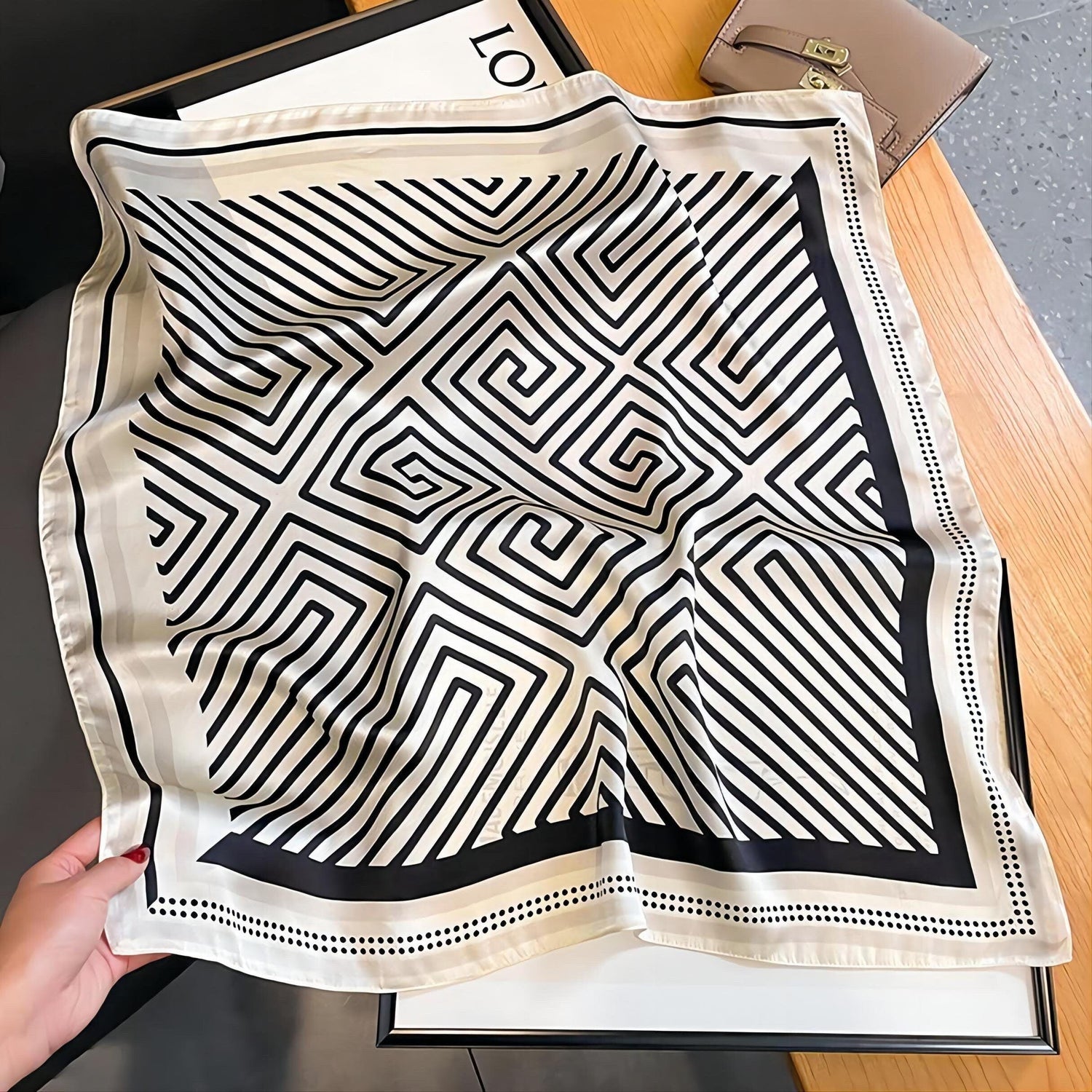 Minimalistischer gestreifter Maulbeerseidenschal/70CM Schal aus 100 % Maulbeerseide/Seidenschal/Geschenk für Sie