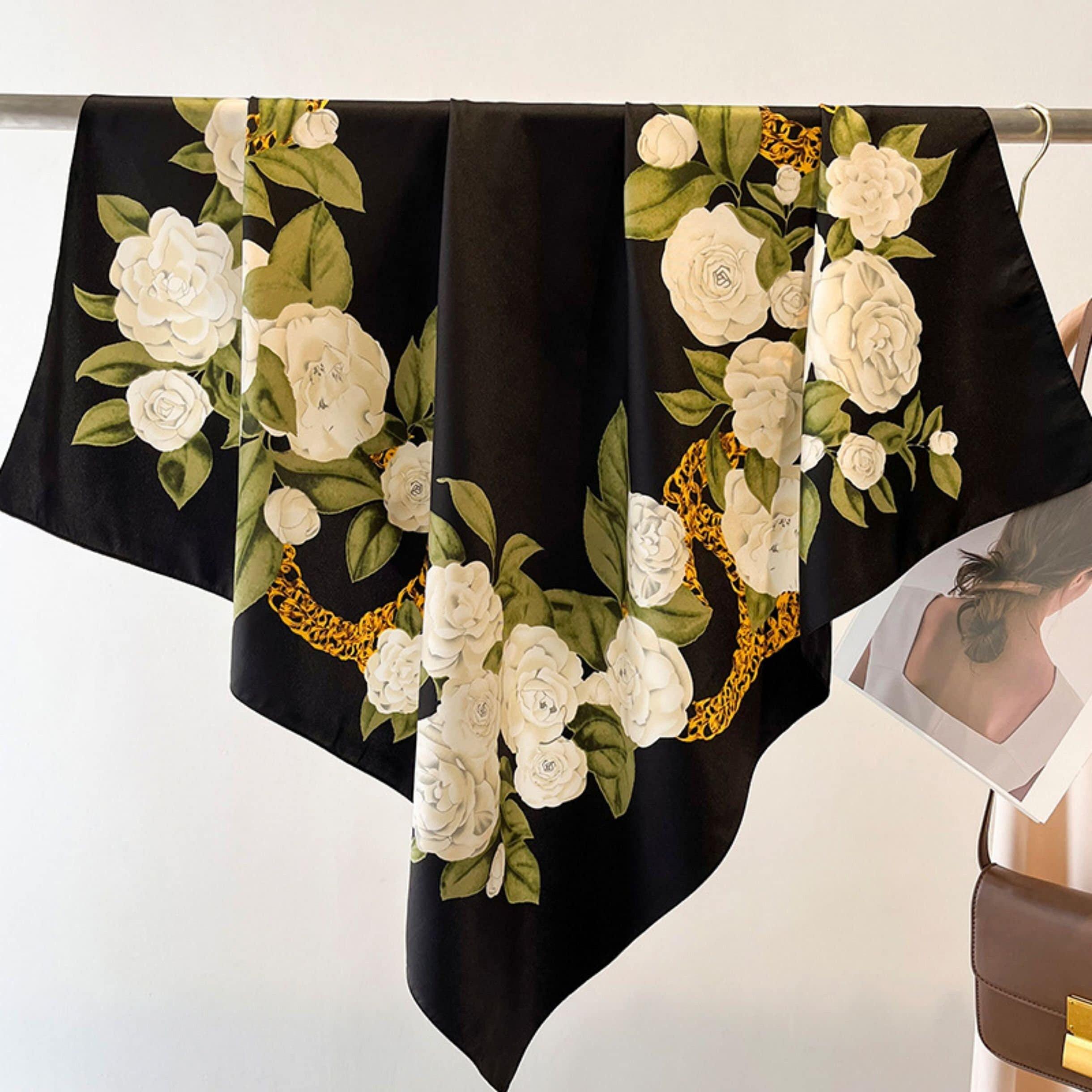 Großer Seidenschal mit japanischem Rosenmuster/Seidentwill-Satin/9090 cm/Seidenschal/Seidenbandana/Großer Satinschal/Geschenk für Sie/Muttertagsgeschenke
