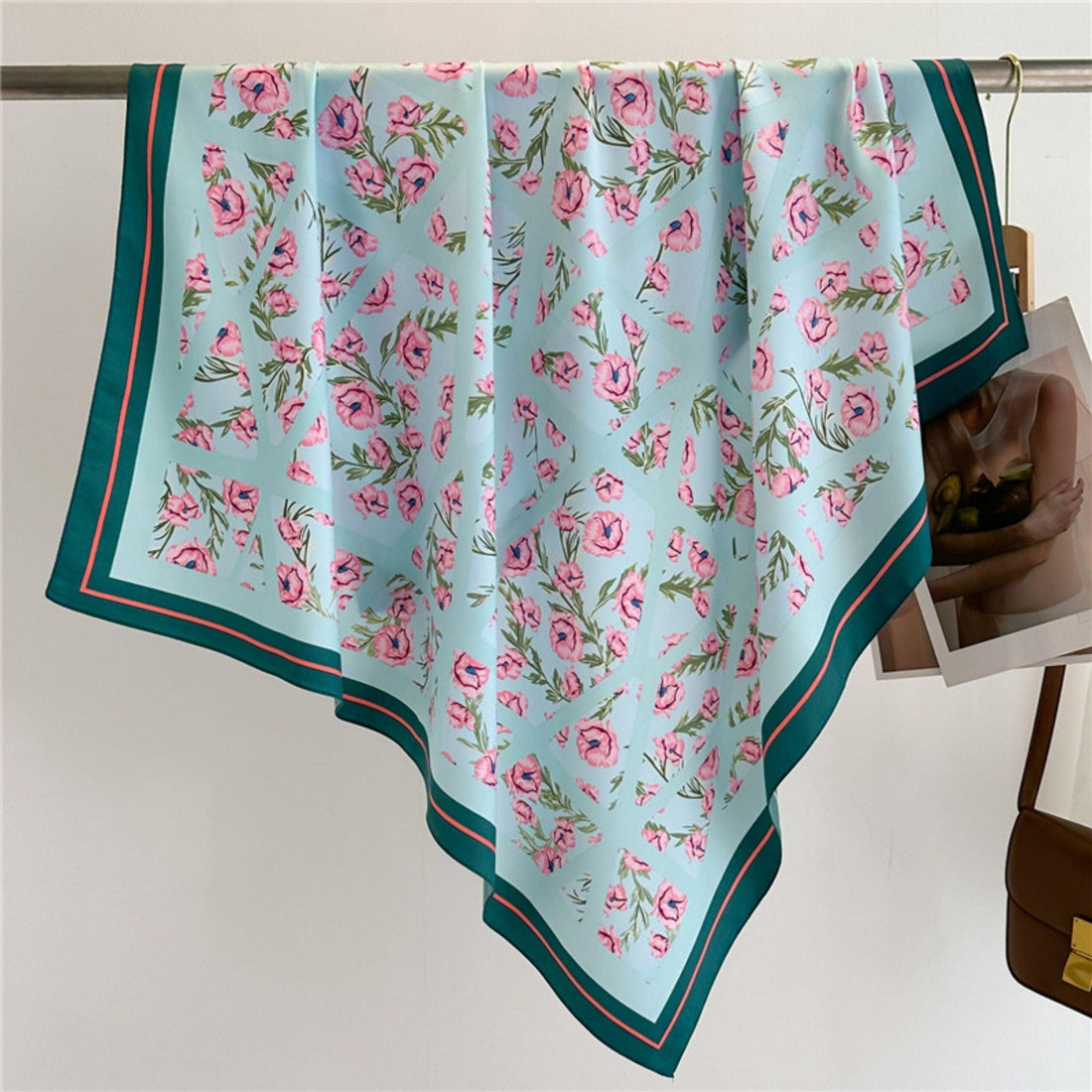 Hellblauer japanischer Flora-Satin-Twill-Schal/9090 cm/Seidenschal/Seidenbandana/Großer Satinschal/Geschenk für Sie/Muttertagsgeschenke