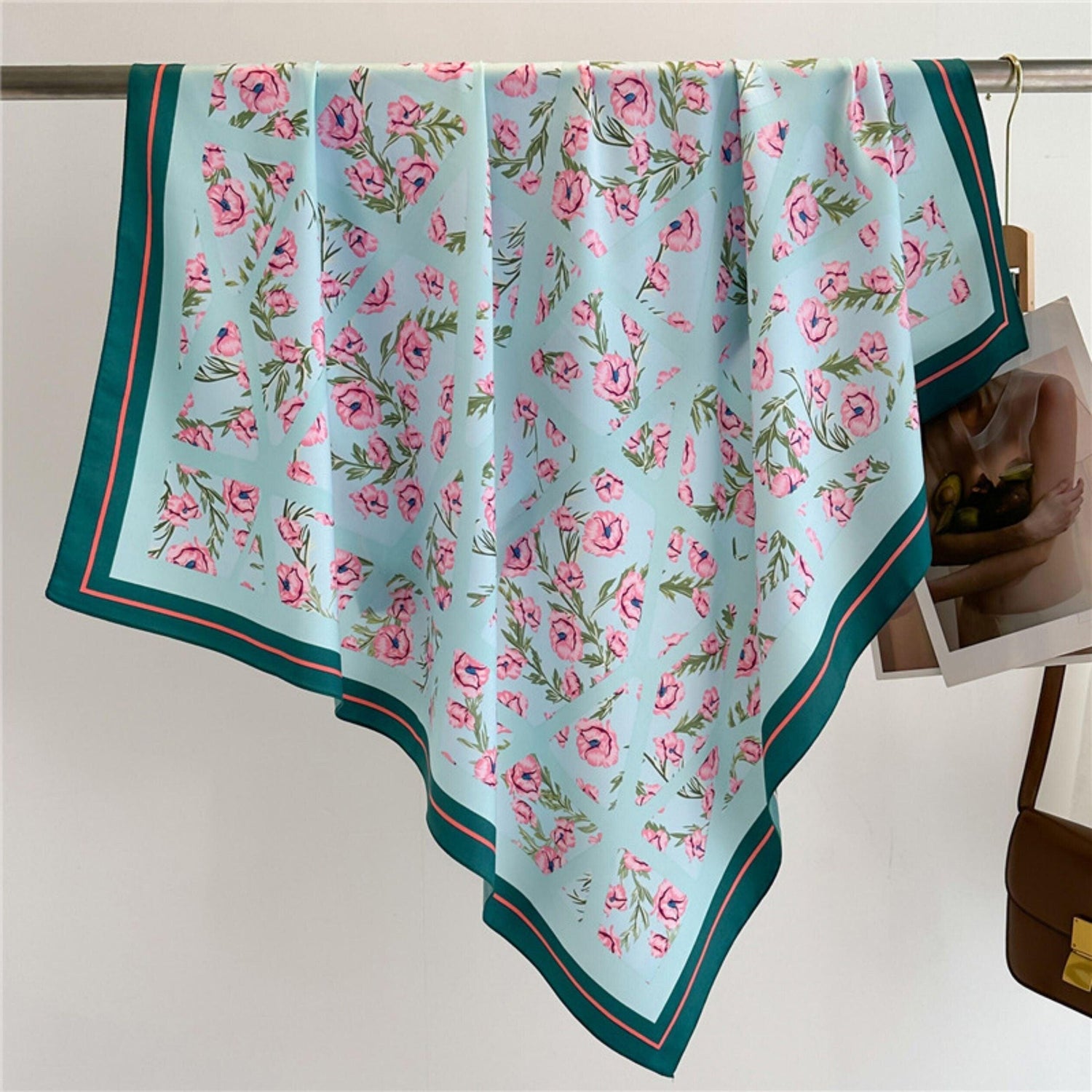 Hellblauer japanischer Flora-Satin-Twill-Schal/9090 cm/Seidenschal/Seidenbandana/Großer Satinschal/Geschenk für Sie/Muttertagsgeschenke