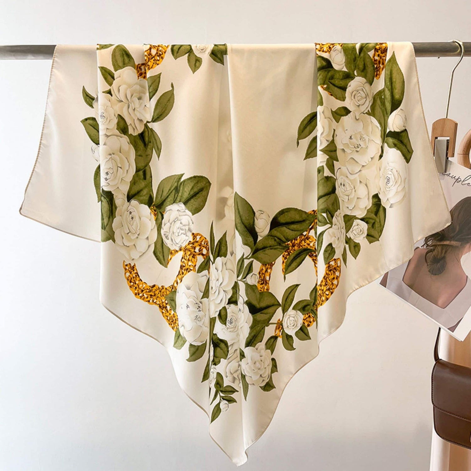 Großer Seidenschal mit japanischem Rosenmuster/Seidentwill-Satin/9090 cm/Seidenschal/Seidenbandana/Großer Satinschal/Geschenk für Sie/Muttertagsgeschenke
