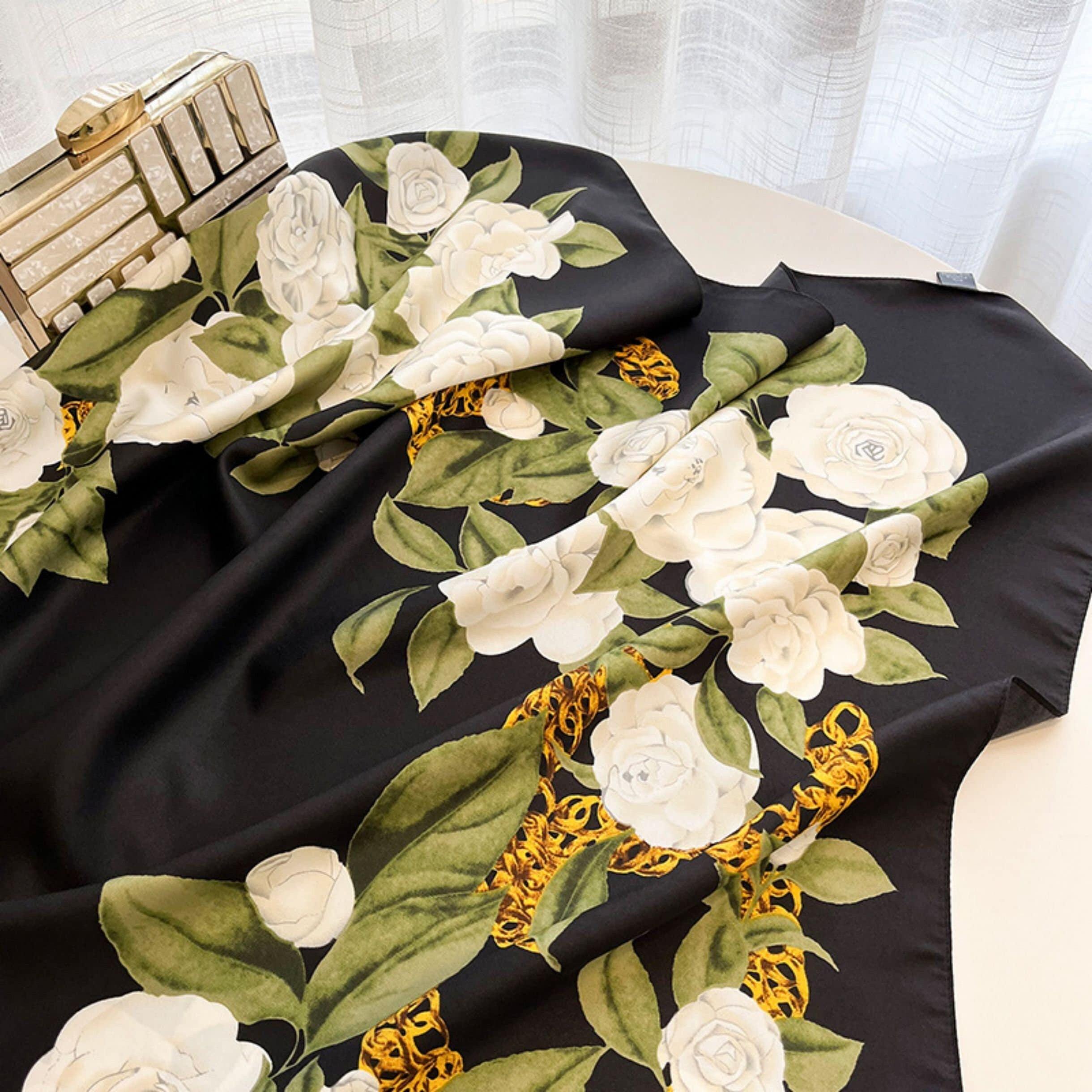 Großer Seidenschal mit japanischem Rosenmuster/Seidentwill-Satin/9090 cm/Seidenschal/Seidenbandana/Großer Satinschal/Geschenk für Sie/Muttertagsgeschenke
